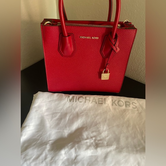 Michael Kors Purse. - Picture 2 of 6
